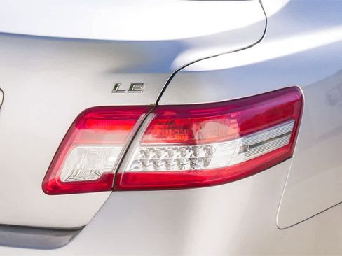 Used 2011 Toyota Camry LE image 10