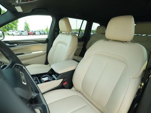 Used 2023 Jeep Grand Cherokee Limited w/ Black Appearance Package RWD image 39
