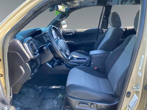 Used 2020 Toyota Tacoma TRD Off-Road w/ Technology Package AWD/4WD image 9