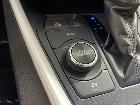 Used 2025 Toyota RAV4 XLE AWD/4WD image 32