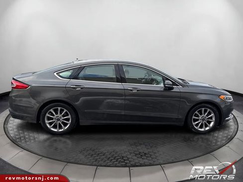 Used 2017 Ford Fusion SE image 6