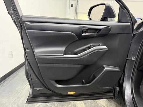 Used 2022 Toyota Highlander XLE image 10
