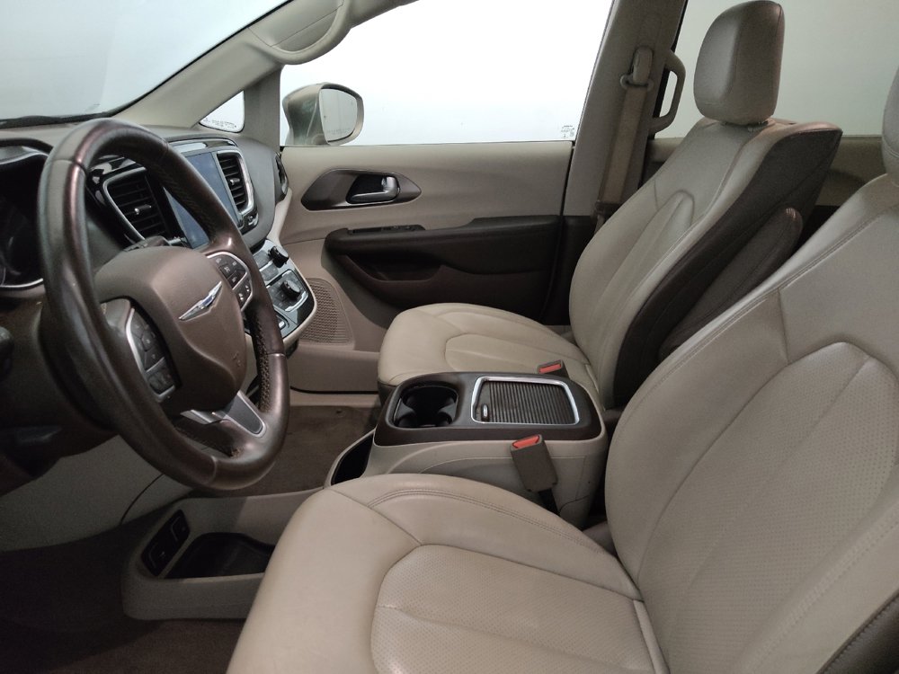Used 2017 Chrysler Pacifica Touring-L Plus w/ Advanced Safetytec Group FWD image 17