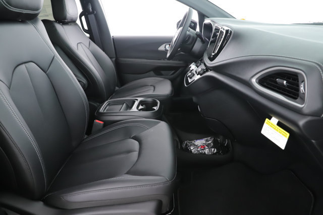 New 2027 Chrysler Pacifica Select FWD image 32
