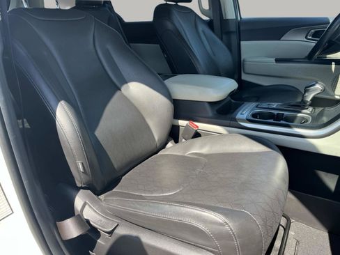 Used 2023 Kia Carnival LX FWD image 22
