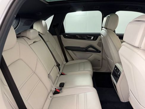 Used 2022 Porsche Cayenne AWD/4WD image 16