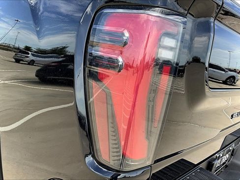 Used 2024 GMC Sierra 2500 AT4X image 42