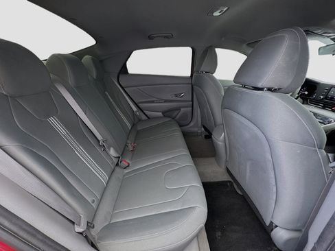 Used 2022 Hyundai Elantra SEL image 17