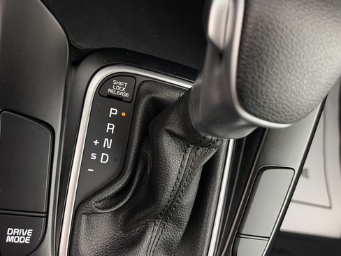 Used 2025 Kia Soul LX w/ LX Technology Package FWD image 24