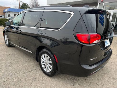 Used 2017 Chrysler Pacifica Touring-L image 12