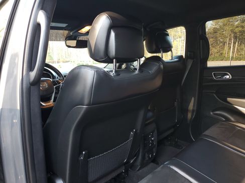 Used 2022 Jeep Grand Cherokee Laredo X image 11