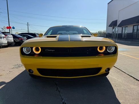 Used 2018 Dodge Challenger SXT w/ Driver Convenience Group image 2