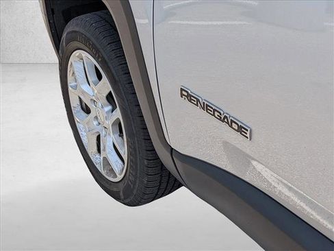 Used 2018 Jeep Renegade Latitude AWD/4WD image 13