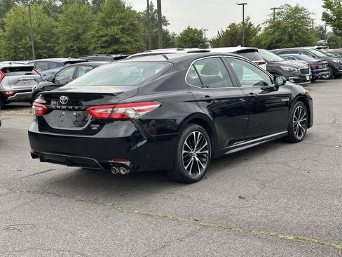 Used 2018 Toyota Camry SE FWD image 2
