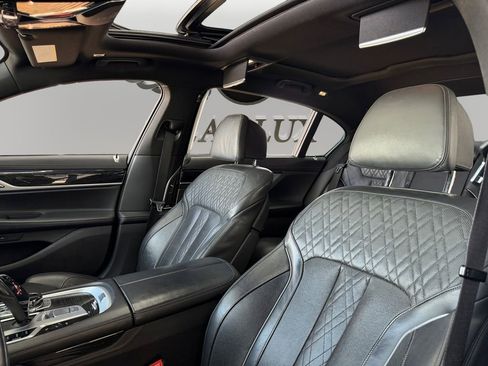 Used 2019 BMW 750i image 9