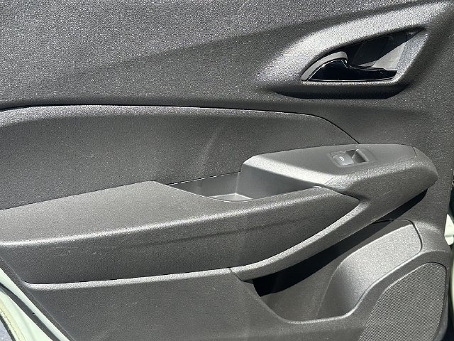 Used 2024 Chevrolet Trax RS w/ Sunroof Package FWD image 17