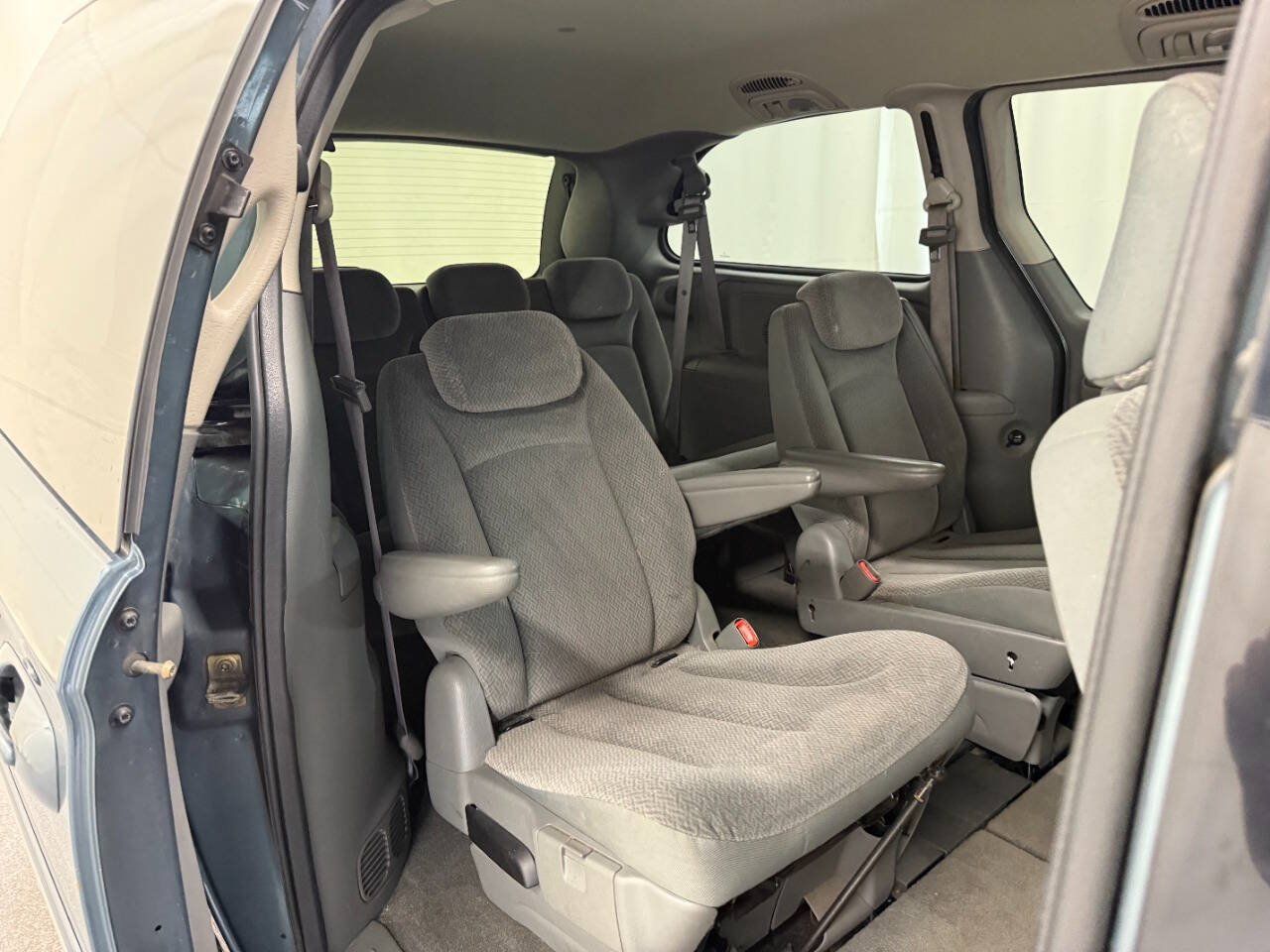 Used 2006 Chrysler Town & Country Touring FWD image 9
