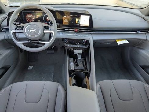 Used 2025 Hyundai Elantra SEL image 12