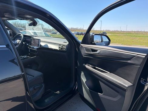 Used 2025 Volkswagen Atlas Cross Sport SE image 31