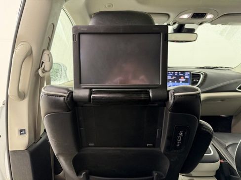 Used 2022 Chrysler Pacifica Limited w/ Uconnect Theater Family Group image 26