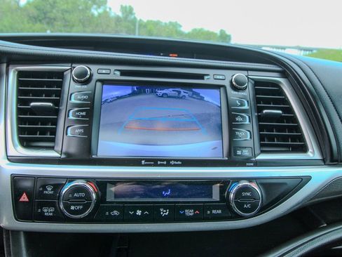 Used 2019 Toyota Highlander SE w/ Nightshade Edition AWD/4WD image 30