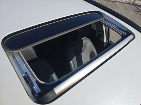 Used 2023 Kia Niro EX Touring image 3