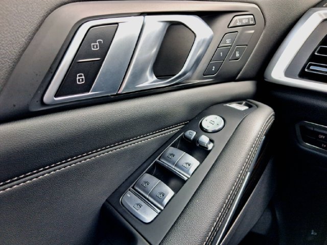 Used 2023 BMW X7 xDrive40i w/ Parking Assistance Package AWD/4WD image 9