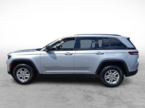 Used 2022 Jeep Grand Cherokee Laredo w/ Luxury Tech Group I AWD/4WD image 2