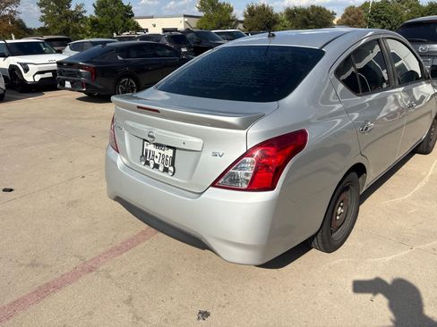 Used 2019 Nissan Versa SV FWD image 3