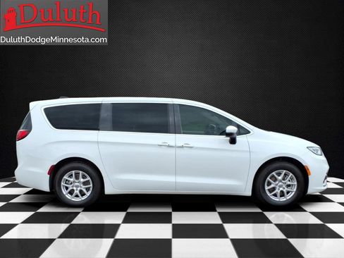 Used 2023 Chrysler Pacifica Touring-L FWD image 6