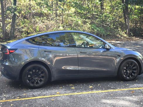 Used 2021 Tesla Model Y Long Range image 9