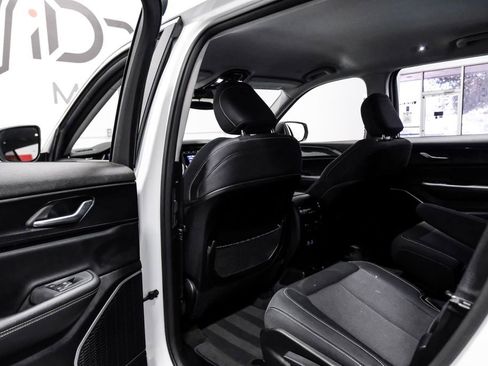 Used 2021 Jeep Grand Cherokee L Laredo w/ Luxury Tech Group I AWD/4WD image 39