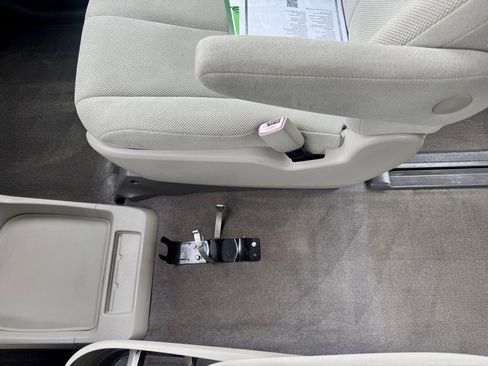 Used 2013 Toyota Sienna L image 31