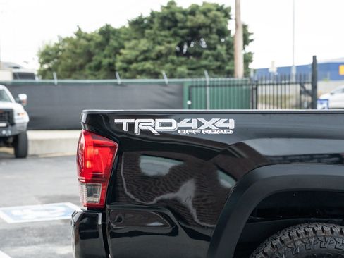 Used 2017 Toyota Tacoma TRD Off-Road image 12