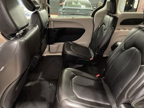 Used 2024 Chrysler Pacifica Touring-L image 24