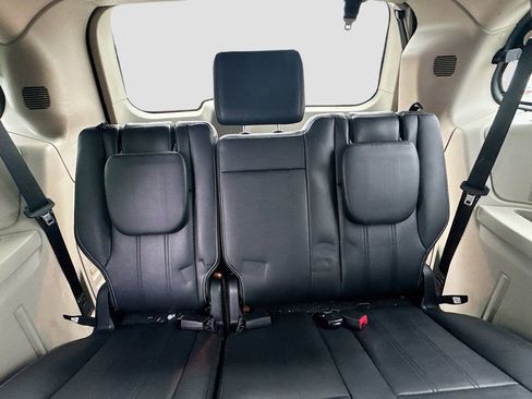 Used 2014 Chrysler Town & Country Touring FWD image 21