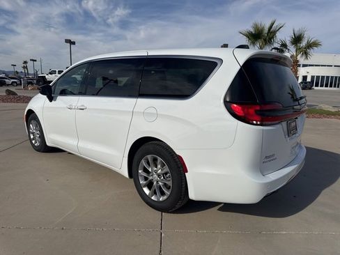 New 2026 Chrysler Pacifica Limited image 3