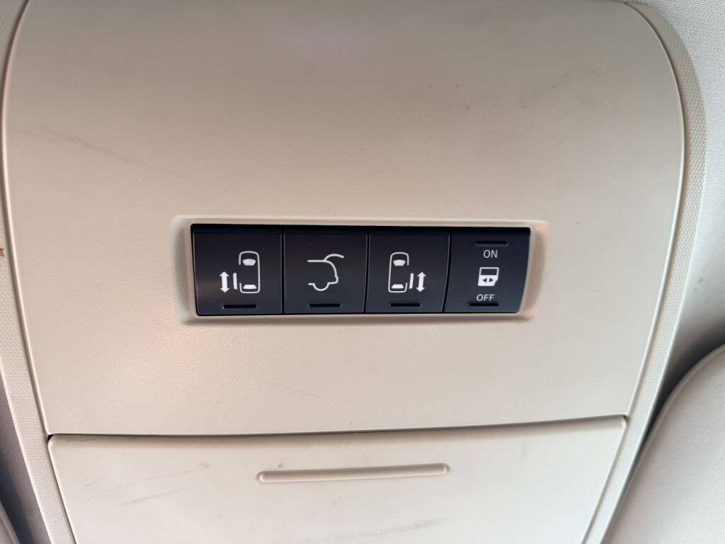 Used 2013 Chrysler Town & Country Touring-L w/ Driver Convenience Group FWD image 25