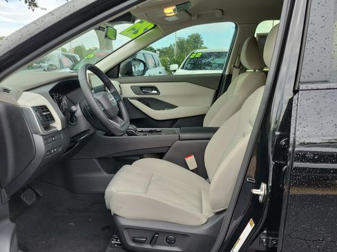 Certified 2025 Nissan Rogue SV FWD image 19