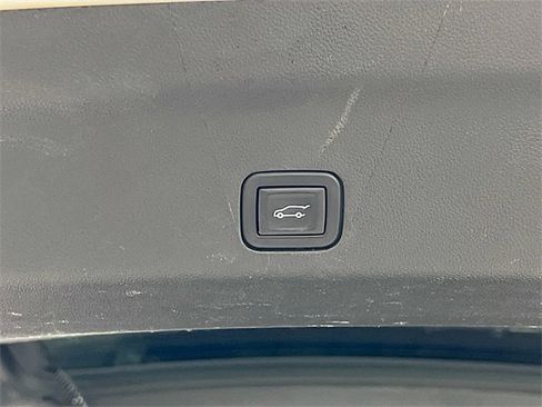 Used 2023 GMC Yukon SLT w/ SLT Premium Package image 29