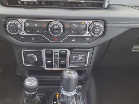 Used 2025 Jeep Wrangler Sahara image 22