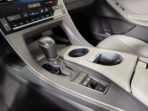 Used 2020 Toyota Avalon XLE w/ Moonroof Package image 16