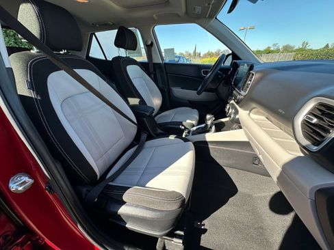 Used 2025 Hyundai Venue SEL image 38