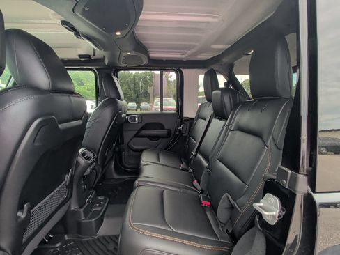 Used 2025 Jeep Wrangler Unlimited Sahara AWD/4WD image 11