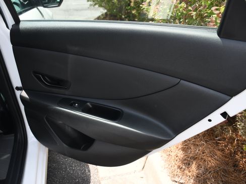 Used 2025 Hyundai Elantra Limited FWD image 21