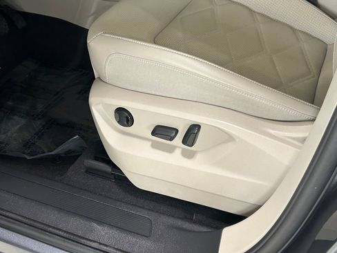 Used 2024 Volkswagen Atlas SE image 16