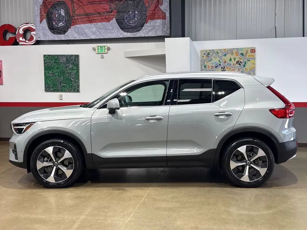 Used 2024 Volvo XC40 B5 Plus AWD/4WD image 4