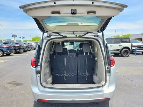 Used 2023 Chrysler Pacifica Touring-L FWD image 30