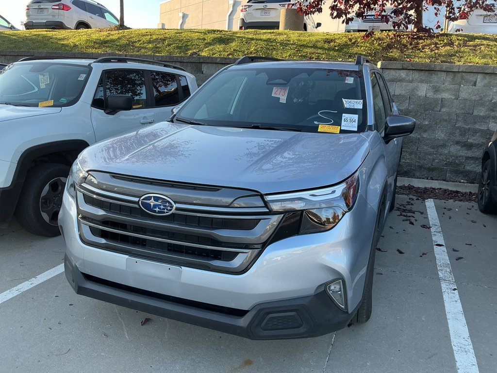 Used 2025 Subaru Forester Premium AWD/4WD image 2
