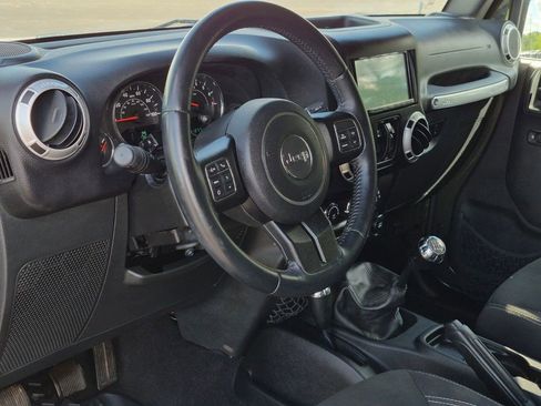 Used 2016 Jeep Wrangler Unlimited Sahara w/ Connectivity Group image 28